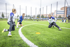 Rozgrzewka zawodników przed meczem pokazowym podczas otwarcia nowego kompleksu sportowego Politechniki Rzeszowskiej,
